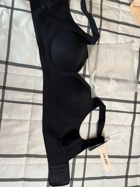 Oeak Smooth Black Seamless Padded Bra with Adjustable Back